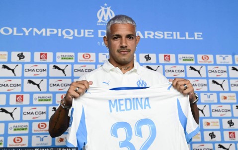 法甲马赛为新援法昆多·梅迪纳召开发布会
        
    法甲马赛为新援法昆多·梅迪纳召开发布会