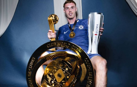 组图：切尔西拍摄世俱杯冠军大片 帕尔默霸气十足
        
    组图：切尔西拍摄世俱杯冠军大片 帕尔默霸气十足