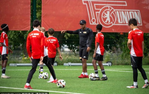 德甲球队柏林联合备战新赛季
        
    德甲球队柏林联合备战新赛季